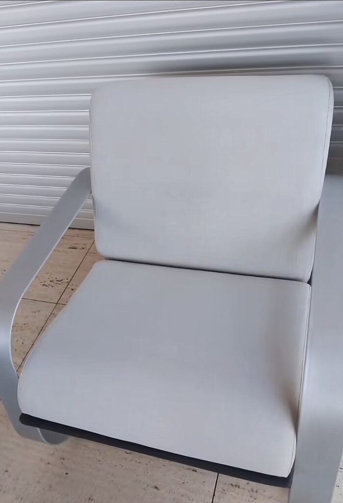 Sillón tapizado blanco recién limpio y desinfectado